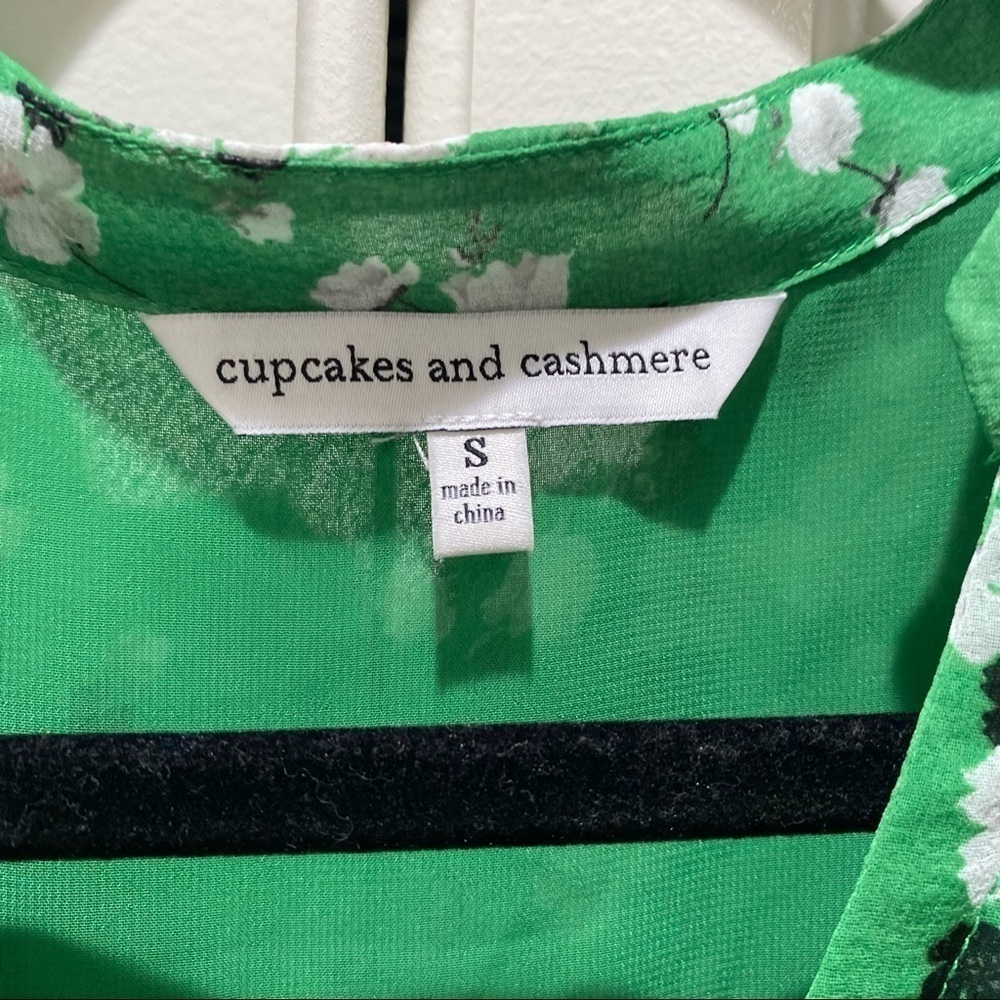 Cupcakes & Cashmere Women’s Leona Green Floral Top Size Small - Picture 3 of 6
